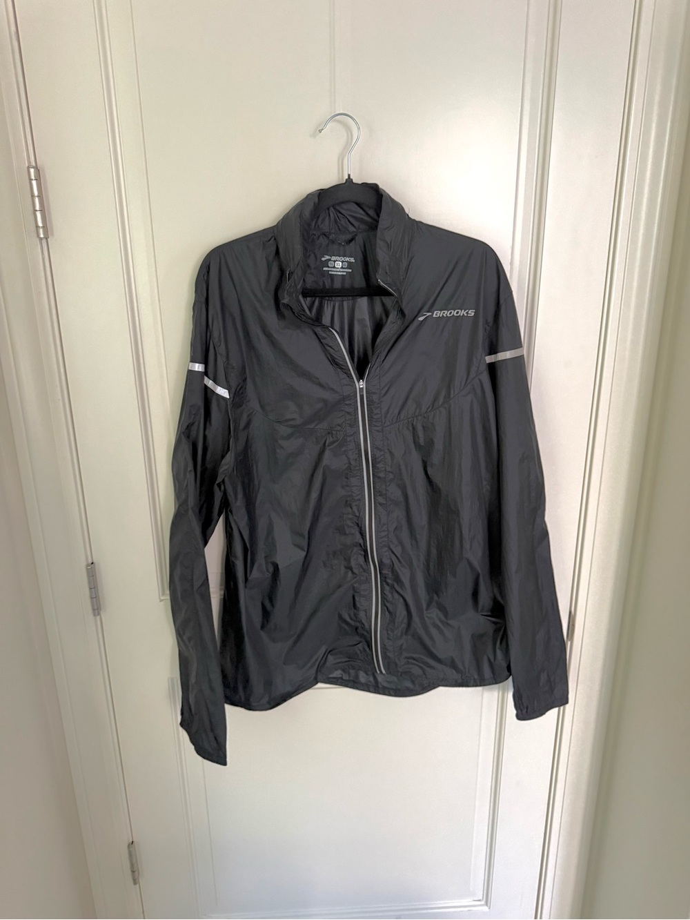 Brooks Men's Shelter Running Windbreaker Jacket XL Packable Black Hoodie Jacket